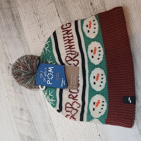 Brooks Accessories - Brooks Run Merry Pom Beanie One Size